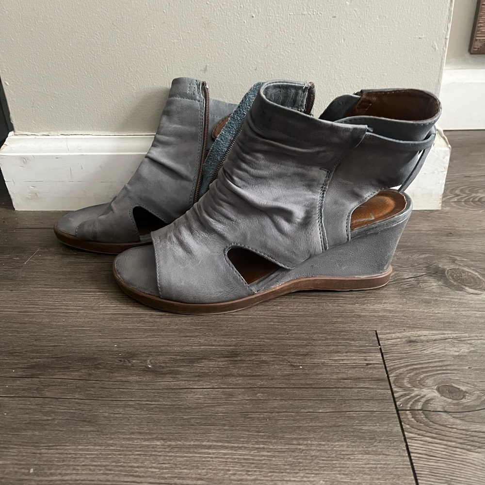 MIZ MOOZ zip up sandal wedge